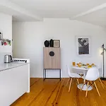 Whome Alfama 2-bed Minimalist Retreat For Digital Nomads & Remote Workers * ליסבון